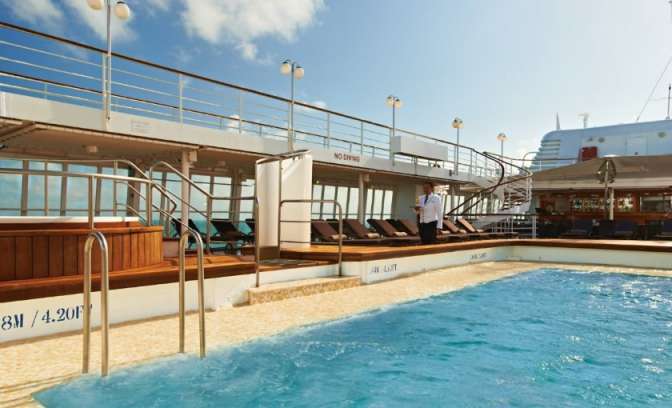 Zwembad op het dek van cruise Silversea Cruises