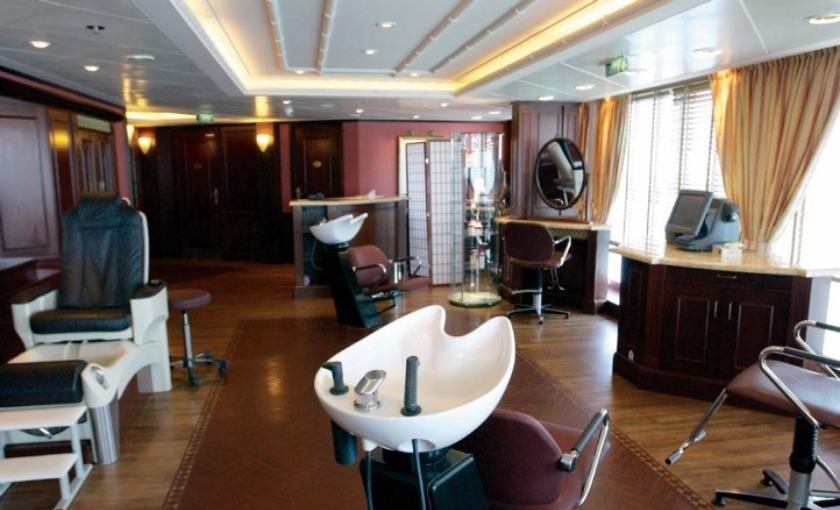 Een beautysalon op het cruiseschip Journey van Azamara