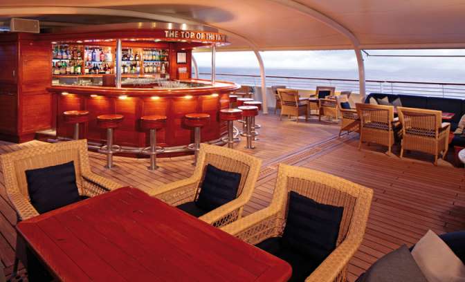 The top of the yacht bar op SeaDream II van SeaDream Yacht Club