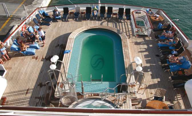 Een zwembad aan boord van SeaDream II van SeaDream Yacht Club