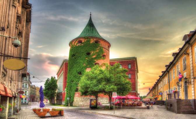 Een gebouw met klimop in Riga, Letland