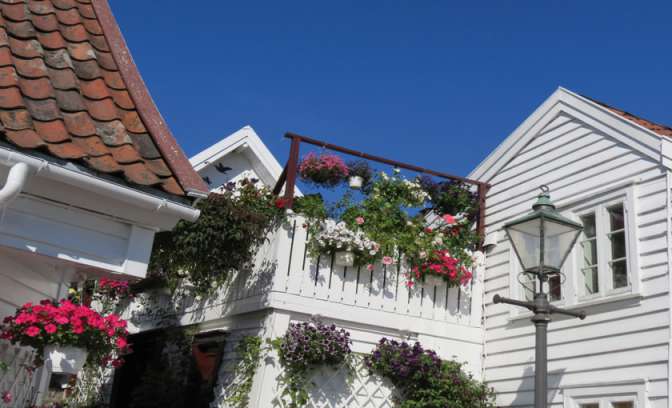 Bloemenversiering van een huisje in Stavanger